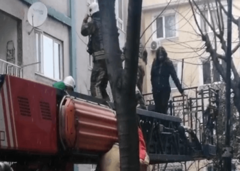 Şişli’de 5 katlı binada yangın: Ekipler müdahale ediyor