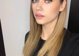 Paris Moda Haftası’nda Afra Saraçoğlu Rüzgarı! Kombiniyle Göz Kamaştırdı