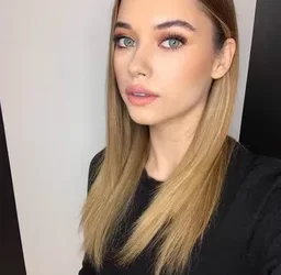 Paris Moda Haftası’nda Afra Saraçoğlu Rüzgarı! Kombiniyle Göz Kamaştırdı