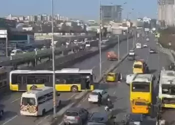 Büyükçekmece istikametinde İETT otobüsü kaza yaptı!
