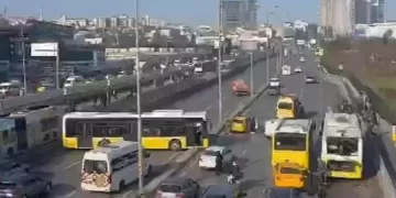 Büyükçekmece istikametinde İETT otobüsü kaza yaptı!
