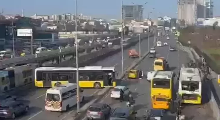 Büyükçekmece istikametinde İETT otobüsü kaza yaptı! IETT otobusu kaza yapti habermeydan