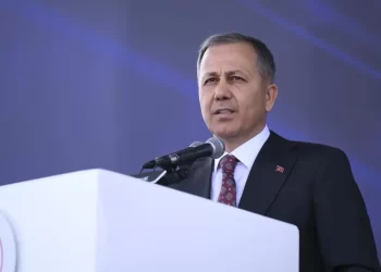 Bakan Yerlikaya duyurdu: 9 kırmızı bültenli ve 1 ulusal aranan şahıs yurt dışından Türkiye’ye getirildi Yerlikaya’dan İstanbul Valisi ve polise tebrik mesajı