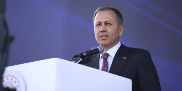 Bakan Yerlikaya duyurdu: 9 kırmızı bültenli ve 1 ulusal aranan şahıs yurt dışından Türkiye’ye getirildi Yerlikaya’dan İstanbul Valisi ve polise tebrik mesajı