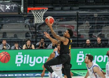 Anadolu Efes evinde Mersin Spor’u farklı geçti!