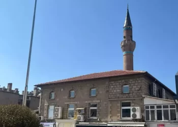 Cami kıblesinin yanlış olduğu 74 yıl sonra ortaya çıktı