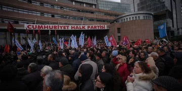 CHP Genel Merkezi önünde toplanıldı: “Siyaseti iktidarın koyduğu sınırlarla sınırlandırmayacağız”