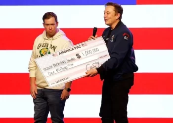 Elon Musk’tan seçim hamlesi: Milyon dolarlık çekler dağıtıyor!