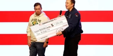 Elon Musk’tan seçim hamlesi: Milyon dolarlık çekler dağıtıyor!