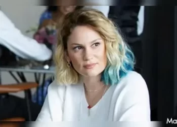 Farah Zeynep Abdullah, “Siz kimsiniz?” yorumu sonrası kendini tutamayarak “Gençliğe Hitabe” ile sosyal medyada gündem oldu.