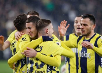 Fenerbahçe, Antalyaspor’u 3 golle geçti!