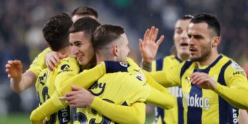 Fenerbahçe, Antalyaspor’u 3 golle geçti!