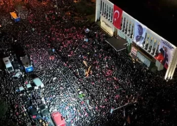 İstanbul ve İzmir’de gazeteci ve siyasilere ev baskını!