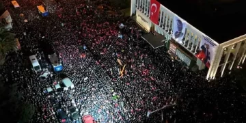 İstanbul ve İzmir’de gazeteci ve siyasilere ev baskını!