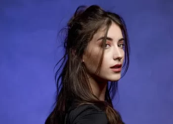 Hazal Kaya, Ekrem İmamoğlu’na Destek Vermek İçin Kozmetik Markasını Kullandı! Hızla Sildi, Özür Diledi Ama Tepkiler Artmaya Devam Etti