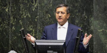 İran Ekonomi Bakanı Himmeti Meclis kararıyla görevden alındı