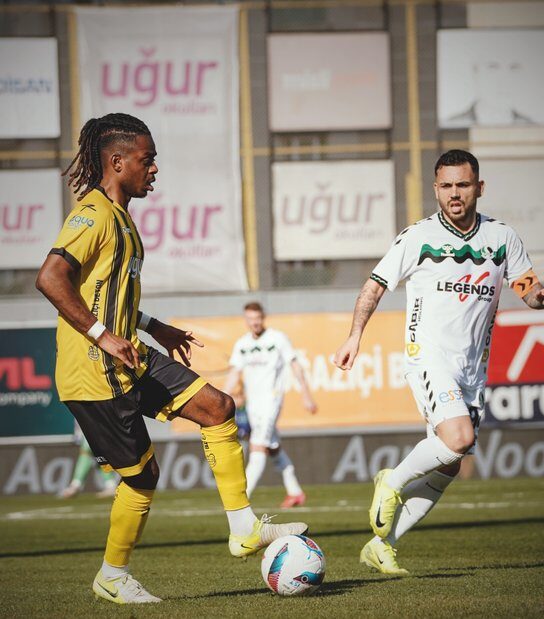 İstanbulspor, Sakaryaspor'u 3 golle geçerken zorlanmadı! istanbulspor sakaryaspor u 3 golle gecerken zorlanmadi habermeydan e1741286710606