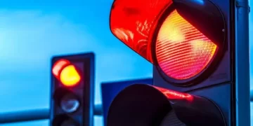 Trafikte kırmızı ışık ihlaline cezalar güncellendi! Ehliyet iptal oluyor