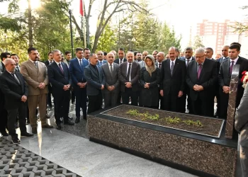 MHP heyeti, Türkeş’in kabrini ziyaret etti: Bu defa Bahçeli yoktu