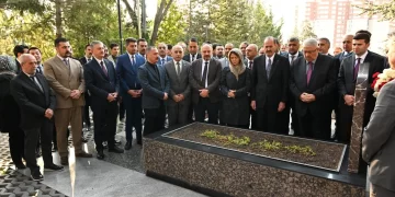 MHP heyeti, Türkeş’in kabrini ziyaret etti: Bu defa Bahçeli yoktu