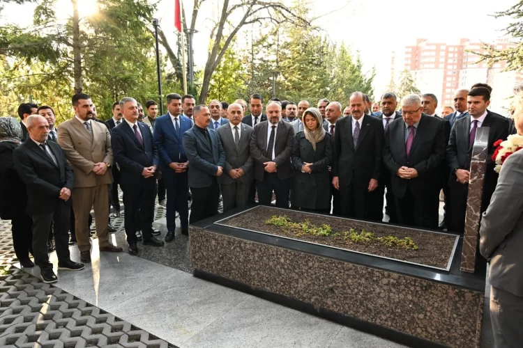 MHP Genel Başkan Yardımcıları İsmail Özdemir ve Semih Yalçın, Ramazan Bayramı’nın ilk günü, Türkeş’in Beştepe’deki kabrini ziyaret etti.