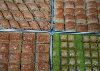 Muş’ta, bayram tatlıları tezgahlardaki yerini almaya başladı!