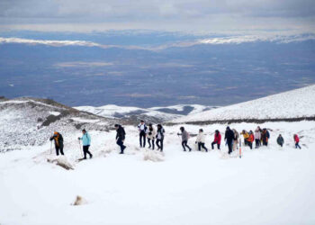 Muş’ta, doğaseverler kar kaplı Kurtik Dağı’na tırmandı!