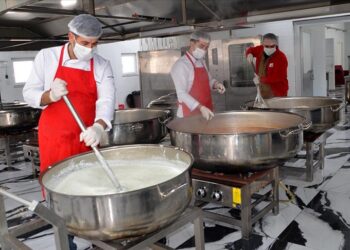 Muş’ta, Türk Kızılay Aşevi’nden günde 3 bin kişiye 3 çeşit sıcak yemek dağıtıldı!