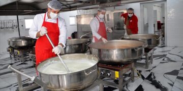 Muş’ta, Türk Kızılay Aşevi’nden günde 3 bin kişiye 3 çeşit sıcak yemek dağıtıldı!