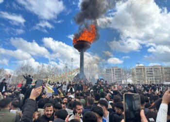 Diyarbakır’da Nevruz coşkusu başladı! 3 ton odun ateşe verildi