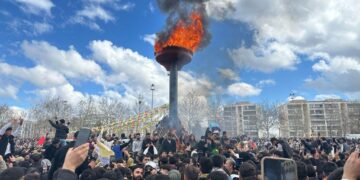 Diyarbakır’da Nevruz coşkusu başladı! 3 ton odun ateşe verildi