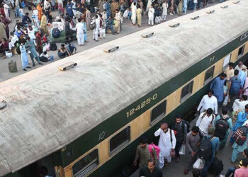 Pakistan’da tren saldırısı: 500 yolcu rehin alındı