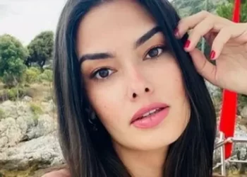 O Ses Türkiye sunucusu Saadet Özsırkıntı’nın tarzına tepki yağdı! “Eteğe kumaş yetmemiş”