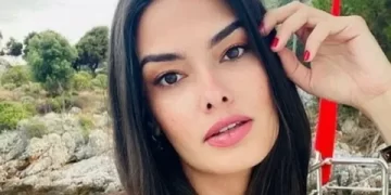 O Ses Türkiye sunucusu Saadet Özsırkıntı’nın tarzına tepki yağdı! “Eteğe kumaş yetmemiş”