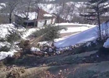 Sinop’ta heyelan köy yolunu ulaşıma kapattı!