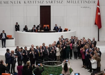 TBMM’de gerilim yükseldi: CHP’li vekiller kürsüyü işgal etti!