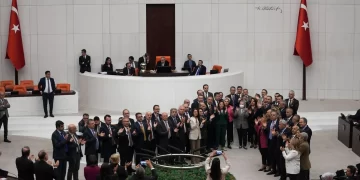 TBMM’de gerilim yükseldi: CHP’li vekiller kürsüyü işgal etti!
