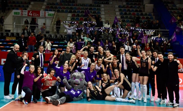 Zeren Spor, Aydın Büyükşehir Belediyespor'u 5 sette devirdi! zeren spor aydin buyuksehir belediyespor u 5 sette devirdi habermeydan e1740940325420