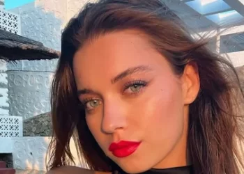 Afra Saraçoğlu’ndan radikal karar, saçlarını boyattı! İşte yeni imajı