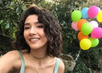 TRT, “boykot” çağrısı yapan Aybüke Pusat'ı diziden çıkardı TRT, “boykot” çağrısı yapan Aybüke Pusat’ı diziden çıkardı