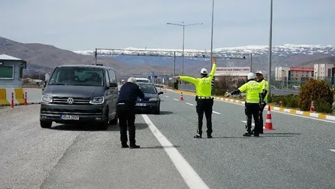 Bayram Tatilinde Trafik Kurallarını İhlal Eden 16 Bin 607 Sürücüye İşlem Yapıldı Bayram Tatilinde Trafik Kurallarini Ihlal Eden habermeydan