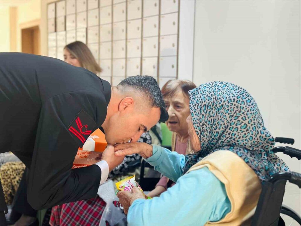 Jandarma Bayramda Yaşlı Çınarları Unutmadı Bayram habermeydan