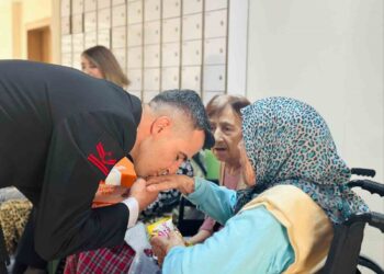 Jandarma Bayramda Yaşlı Çınarları Unutmadı