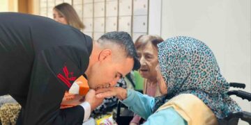Jandarma Bayramda Yaşlı Çınarları Unutmadı