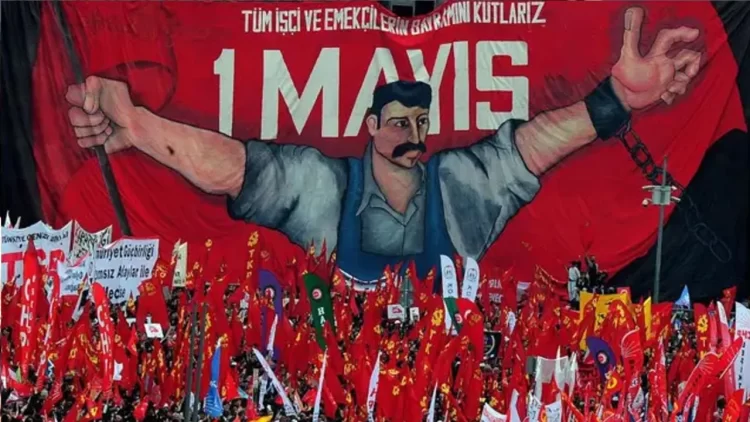 İstanbul Cumhuriyet Başsavcılığı’nın, Taksim’e çağrı yaptıkları iddiasıyla başlattığı soruşturma kapsamında 92 kişi gözaltına alındı.