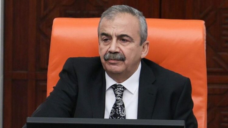 18 gün önce kalp krizi geçiren ve aort damarı yırtılan Türkiye Büyük Millet Meclisi (TBMM) Başkanvekili ve DEM Parti İmralı heyeti üyesi Sırrı Süreyya Önder, tedavi gördüğü hastanede hayatını kaybetti.