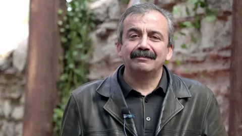 Sirri Sureyya onder habermeydan 1