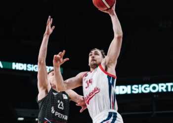 Bahçeşehir Koleji, Aliağa Petkimspor’u son çeyrekte geçti!