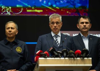 Bakanlardan deprem açıklaması: ‘Riskli binalara girmeyin!’