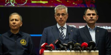 Bakanlardan deprem açıklaması: ‘Riskli binalara girmeyin!’